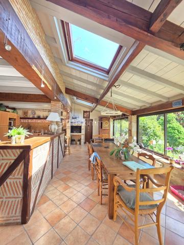 Située sur la commune prisée de Brax, à proximité immédiate du Passage d’Agen, cette belle maison familiale construite en 1994 développe 235 m² habitables sur une magnifique parcelle arborée d’environ 3 000 m².
Dès l’entrée, vous découvrirez un hall accueillant desservant un vaste espace de vie lumineux composé d’une cuisine conviviale ouverte sur 2 espaces séjours chaleureux avec une cheminée pour les moments en famille ou entre amis. 
Une buanderie/cellier attenant à la cuisine complète cet espace fonctionnel.
Le rez-de-chaussée propose également :
un WC indépendant,
une cave en sous-sol,
Une chambre pouvant faire office de bureau,
ainsi qu’un espace nuit comprenant une chambre, une salle de bain et un dressing.

À l’étage, un dégagement dessert :
une agréable mezzanine,
3 chambres supplémentaires,
un WC indépendant,
et une seconde salle de bain.

Côté annexes, la propriété bénéficie d’un double garage ainsi que d’un abri voiture.
À l’extérieur, tout a été pensé pour profiter pleinement des beaux jours : une superbe piscine au chlore de 11 x 5 mètres avec volet immergé, accompagnée de son pool house, offre un cadre de vie privilégié et intimiste.
1 wc exterieur.

Les prestations techniques viennent compléter le confort de cette maison :
Chauffage et production d’eau chaude au gaz de ville,
Cheminée
Huisseries double vitrage,
Volets bois,
Fibre optique,
Arrosage automatique,
Interphone et vidéophone,
Puits,
Assainissement tout-à-l’égout.
Taxe foncière : 2 783 €.
Une maison spacieuse et lumineuse, idéale pour une grande famille recherchant calme, confort et proximité des commodités.