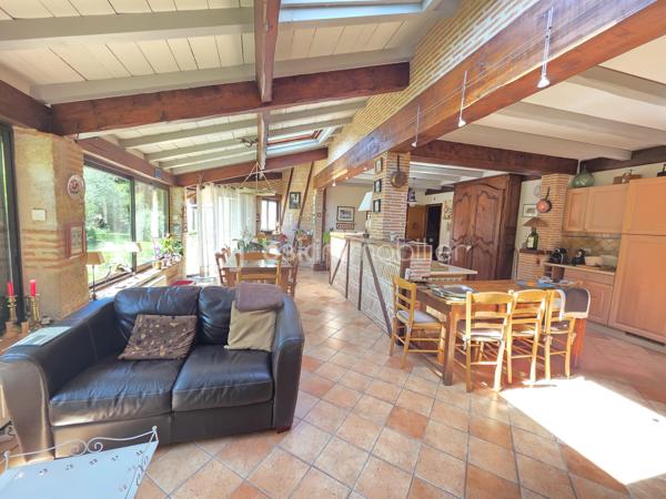 Située sur la commune prisée de Brax, à proximité immédiate du Passage d’Agen, cette belle maison familiale construite en 1994 développe 235 m² habitables sur une magnifique parcelle arborée d’environ 3 000 m².
Dès l’entrée, vous découvrirez un hall accueillant desservant un vaste espace de vie lumineux composé d’une cuisine conviviale ouverte sur 2 espaces séjours chaleureux avec une cheminée pour les moments en famille ou entre amis. 
Une buanderie/cellier attenant à la cuisine complète cet espace fonctionnel.
Le rez-de-chaussée propose également :
un WC indépendant,
une cave en sous-sol,
Une chambre pouvant faire office de bureau,
ainsi qu’un espace nuit comprenant une chambre, une salle de bain et un dressing.

À l’étage, un dégagement dessert :
une agréable mezzanine,
3 chambres supplémentaires,
un WC indépendant,
et une seconde salle de bain.

Côté annexes, la propriété bénéficie d’un double garage ainsi que d’un abri voiture.
À l’extérieur, tout a été pensé pour profiter pleinement des beaux jours : une superbe piscine au chlore de 11 x 5 mètres avec volet immergé, accompagnée de son pool house, offre un cadre de vie privilégié et intimiste.
1 wc exterieur.

Les prestations techniques viennent compléter le confort de cette maison :
Chauffage et production d’eau chaude au gaz de ville,
Cheminée
Huisseries double vitrage,
Volets bois,
Fibre optique,
Arrosage automatique,
Interphone et vidéophone,
Puits,
Assainissement tout-à-l’égout.
Taxe foncière : 2 783 €.
Une maison spacieuse et lumineuse, idéale pour une grande famille recherchant calme, confort et proximité des commodités.