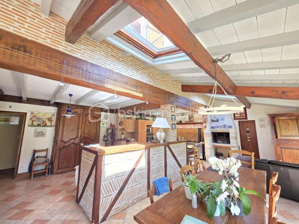 Située sur la commune prisée de Brax, à proximité immédiate du Passage d’Agen, cette belle maison familiale construite en 1994 développe 235 m² habitables sur une magnifique parcelle arborée d’environ 3 000 m².
Dès l’entrée, vous découvrirez un hall accueillant desservant un vaste espace de vie lumineux composé d’une cuisine conviviale ouverte sur 2 espaces séjours chaleureux avec une cheminée pour les moments en famille ou entre amis. 
Une buanderie/cellier attenant à la cuisine complète cet espace fonctionnel.
Le rez-de-chaussée propose également :
un WC indépendant,
une cave en sous-sol,
Une chambre pouvant faire office de bureau,
ainsi qu’un espace nuit comprenant une chambre, une salle de bain et un dressing.

À l’étage, un dégagement dessert :
une agréable mezzanine,
3 chambres supplémentaires,
un WC indépendant,
et une seconde salle de bain.

Côté annexes, la propriété bénéficie d’un double garage ainsi que d’un abri voiture.
À l’extérieur, tout a été pensé pour profiter pleinement des beaux jours : une superbe piscine au chlore de 11 x 5 mètres avec volet immergé, accompagnée de son pool house, offre un cadre de vie privilégié et intimiste.
1 wc exterieur.

Les prestations techniques viennent compléter le confort de cette maison :
Chauffage et production d’eau chaude au gaz de ville,
Cheminée
Huisseries double vitrage,
Volets bois,
Fibre optique,
Arrosage automatique,
Interphone et vidéophone,
Puits,
Assainissement tout-à-l’égout.
Taxe foncière : 2 783 €.
Une maison spacieuse et lumineuse, idéale pour une grande famille recherchant calme, confort et proximité des commodités.