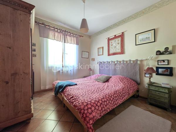Située sur la commune prisée de Brax, à proximité immédiate du Passage d’Agen, cette belle maison familiale construite en 1994 développe 235 m² habitables sur une magnifique parcelle arborée d’environ 3 000 m².
Dès l’entrée, vous découvrirez un hall accueillant desservant un vaste espace de vie lumineux composé d’une cuisine conviviale ouverte sur 2 espaces séjours chaleureux avec une cheminée pour les moments en famille ou entre amis. 
Une buanderie/cellier attenant à la cuisine complète cet espace fonctionnel.
Le rez-de-chaussée propose également :
un WC indépendant,
une cave en sous-sol,
Une chambre pouvant faire office de bureau,
ainsi qu’un espace nuit comprenant une chambre, une salle de bain et un dressing.

À l’étage, un dégagement dessert :
une agréable mezzanine,
3 chambres supplémentaires,
un WC indépendant,
et une seconde salle de bain.

Côté annexes, la propriété bénéficie d’un double garage ainsi que d’un abri voiture.
À l’extérieur, tout a été pensé pour profiter pleinement des beaux jours : une superbe piscine au chlore de 11 x 5 mètres avec volet immergé, accompagnée de son pool house, offre un cadre de vie privilégié et intimiste.
1 wc exterieur.

Les prestations techniques viennent compléter le confort de cette maison :
Chauffage et production d’eau chaude au gaz de ville,
Cheminée
Huisseries double vitrage,
Volets bois,
Fibre optique,
Arrosage automatique,
Interphone et vidéophone,
Puits,
Assainissement tout-à-l’égout.
Taxe foncière : 2 783 €.
Une maison spacieuse et lumineuse, idéale pour une grande famille recherchant calme, confort et proximité des commodités.