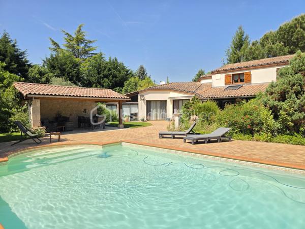 Située sur la commune prisée de Brax, à proximité immédiate du Passage d’Agen, cette belle maison familiale construite en 1994 développe 235 m² habitables sur une magnifique parcelle arborée d’environ 3 000 m².
Dès l’entrée, vous découvrirez un hall accueillant desservant un vaste espace de vie lumineux composé d’une cuisine conviviale ouverte sur 2 espaces séjours chaleureux avec une cheminée pour les moments en famille ou entre amis. 
Une buanderie/cellier attenant à la cuisine complète cet espace fonctionnel.
Le rez-de-chaussée propose également :
un WC indépendant,
une cave en sous-sol,
Une chambre pouvant faire office de bureau,
ainsi qu’un espace nuit comprenant une chambre, une salle de bain et un dressing.

À l’étage, un dégagement dessert :
une agréable mezzanine,
3 chambres supplémentaires,
un WC indépendant,
et une seconde salle de bain.

Côté annexes, la propriété bénéficie d’un double garage ainsi que d’un abri voiture.
À l’extérieur, tout a été pensé pour profiter pleinement des beaux jours : une superbe piscine au chlore de 11 x 5 mètres avec volet immergé, accompagnée de son pool house, offre un cadre de vie privilégié et intimiste.
1 wc exterieur.

Les prestations techniques viennent compléter le confort de cette maison :
Chauffage et production d’eau chaude au gaz de ville,
Cheminée
Huisseries double vitrage,
Volets bois,
Fibre optique,
Arrosage automatique,
Interphone et vidéophone,
Puits,
Assainissement tout-à-l’égout.
Taxe foncière : 2 783 €.
Une maison spacieuse et lumineuse, idéale pour une grande famille recherchant calme, confort et proximité des commodités.
