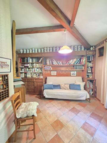 Située sur la commune prisée de Brax, à proximité immédiate du Passage d’Agen, cette belle maison familiale construite en 1994 développe 235 m² habitables sur une magnifique parcelle arborée d’environ 3 000 m².
Dès l’entrée, vous découvrirez un hall accueillant desservant un vaste espace de vie lumineux composé d’une cuisine conviviale ouverte sur 2 espaces séjours chaleureux avec une cheminée pour les moments en famille ou entre amis. 
Une buanderie/cellier attenant à la cuisine complète cet espace fonctionnel.
Le rez-de-chaussée propose également :
un WC indépendant,
une cave en sous-sol,
Une chambre pouvant faire office de bureau,
ainsi qu’un espace nuit comprenant une chambre, une salle de bain et un dressing.

À l’étage, un dégagement dessert :
une agréable mezzanine,
3 chambres supplémentaires,
un WC indépendant,
et une seconde salle de bain.

Côté annexes, la propriété bénéficie d’un double garage ainsi que d’un abri voiture.
À l’extérieur, tout a été pensé pour profiter pleinement des beaux jours : une superbe piscine au chlore de 11 x 5 mètres avec volet immergé, accompagnée de son pool house, offre un cadre de vie privilégié et intimiste.
1 wc exterieur.

Les prestations techniques viennent compléter le confort de cette maison :
Chauffage et production d’eau chaude au gaz de ville,
Cheminée
Huisseries double vitrage,
Volets bois,
Fibre optique,
Arrosage automatique,
Interphone et vidéophone,
Puits,
Assainissement tout-à-l’égout.
Taxe foncière : 2 783 €.
Une maison spacieuse et lumineuse, idéale pour une grande famille recherchant calme, confort et proximité des commodités.