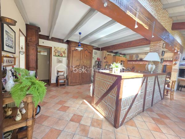 Située sur la commune prisée de Brax, à proximité immédiate du Passage d’Agen, cette belle maison familiale construite en 1994 développe 235 m² habitables sur une magnifique parcelle arborée d’environ 3 000 m².
Dès l’entrée, vous découvrirez un hall accueillant desservant un vaste espace de vie lumineux composé d’une cuisine conviviale ouverte sur 2 espaces séjours chaleureux avec une cheminée pour les moments en famille ou entre amis. 
Une buanderie/cellier attenant à la cuisine complète cet espace fonctionnel.
Le rez-de-chaussée propose également :
un WC indépendant,
une cave en sous-sol,
Une chambre pouvant faire office de bureau,
ainsi qu’un espace nuit comprenant une chambre, une salle de bain et un dressing.

À l’étage, un dégagement dessert :
une agréable mezzanine,
3 chambres supplémentaires,
un WC indépendant,
et une seconde salle de bain.

Côté annexes, la propriété bénéficie d’un double garage ainsi que d’un abri voiture.
À l’extérieur, tout a été pensé pour profiter pleinement des beaux jours : une superbe piscine au chlore de 11 x 5 mètres avec volet immergé, accompagnée de son pool house, offre un cadre de vie privilégié et intimiste.
1 wc exterieur.

Les prestations techniques viennent compléter le confort de cette maison :
Chauffage et production d’eau chaude au gaz de ville,
Cheminée
Huisseries double vitrage,
Volets bois,
Fibre optique,
Arrosage automatique,
Interphone et vidéophone,
Puits,
Assainissement tout-à-l’égout.
Taxe foncière : 2 783 €.
Une maison spacieuse et lumineuse, idéale pour une grande famille recherchant calme, confort et proximité des commodités.