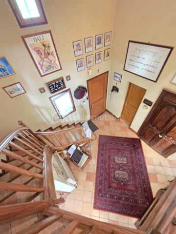 Située sur la commune prisée de Brax, à proximité immédiate du Passage d’Agen, cette belle maison familiale construite en 1994 développe 235 m² habitables sur une magnifique parcelle arborée d’environ 3 000 m².
Dès l’entrée, vous découvrirez un hall accueillant desservant un vaste espace de vie lumineux composé d’une cuisine conviviale ouverte sur 2 espaces séjours chaleureux avec une cheminée pour les moments en famille ou entre amis. 
Une buanderie/cellier attenant à la cuisine complète cet espace fonctionnel.
Le rez-de-chaussée propose également :
un WC indépendant,
une cave en sous-sol,
Une chambre pouvant faire office de bureau,
ainsi qu’un espace nuit comprenant une chambre, une salle de bain et un dressing.

À l’étage, un dégagement dessert :
une agréable mezzanine,
3 chambres supplémentaires,
un WC indépendant,
et une seconde salle de bain.

Côté annexes, la propriété bénéficie d’un double garage ainsi que d’un abri voiture.
À l’extérieur, tout a été pensé pour profiter pleinement des beaux jours : une superbe piscine au chlore de 11 x 5 mètres avec volet immergé, accompagnée de son pool house, offre un cadre de vie privilégié et intimiste.
1 wc exterieur.

Les prestations techniques viennent compléter le confort de cette maison :
Chauffage et production d’eau chaude au gaz de ville,
Cheminée
Huisseries double vitrage,
Volets bois,
Fibre optique,
Arrosage automatique,
Interphone et vidéophone,
Puits,
Assainissement tout-à-l’égout.
Taxe foncière : 2 783 €.
Une maison spacieuse et lumineuse, idéale pour une grande famille recherchant calme, confort et proximité des commodités.