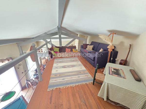 Située sur la commune prisée de Brax, à proximité immédiate du Passage d’Agen, cette belle maison familiale construite en 1994 développe 235 m² habitables sur une magnifique parcelle arborée d’environ 3 000 m².
Dès l’entrée, vous découvrirez un hall accueillant desservant un vaste espace de vie lumineux composé d’une cuisine conviviale ouverte sur 2 espaces séjours chaleureux avec une cheminée pour les moments en famille ou entre amis. 
Une buanderie/cellier attenant à la cuisine complète cet espace fonctionnel.
Le rez-de-chaussée propose également :
un WC indépendant,
une cave en sous-sol,
Une chambre pouvant faire office de bureau,
ainsi qu’un espace nuit comprenant une chambre, une salle de bain et un dressing.

À l’étage, un dégagement dessert :
une agréable mezzanine,
3 chambres supplémentaires,
un WC indépendant,
et une seconde salle de bain.

Côté annexes, la propriété bénéficie d’un double garage ainsi que d’un abri voiture.
À l’extérieur, tout a été pensé pour profiter pleinement des beaux jours : une superbe piscine au chlore de 11 x 5 mètres avec volet immergé, accompagnée de son pool house, offre un cadre de vie privilégié et intimiste.
1 wc exterieur.

Les prestations techniques viennent compléter le confort de cette maison :
Chauffage et production d’eau chaude au gaz de ville,
Cheminée
Huisseries double vitrage,
Volets bois,
Fibre optique,
Arrosage automatique,
Interphone et vidéophone,
Puits,
Assainissement tout-à-l’égout.
Taxe foncière : 2 783 €.
Une maison spacieuse et lumineuse, idéale pour une grande famille recherchant calme, confort et proximité des commodités.