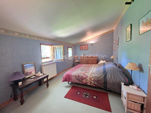 Située sur la commune prisée de Brax, à proximité immédiate du Passage d’Agen, cette belle maison familiale construite en 1994 développe 235 m² habitables sur une magnifique parcelle arborée d’environ 3 000 m².
Dès l’entrée, vous découvrirez un hall accueillant desservant un vaste espace de vie lumineux composé d’une cuisine conviviale ouverte sur 2 espaces séjours chaleureux avec une cheminée pour les moments en famille ou entre amis. 
Une buanderie/cellier attenant à la cuisine complète cet espace fonctionnel.
Le rez-de-chaussée propose également :
un WC indépendant,
une cave en sous-sol,
Une chambre pouvant faire office de bureau,
ainsi qu’un espace nuit comprenant une chambre, une salle de bain et un dressing.

À l’étage, un dégagement dessert :
une agréable mezzanine,
3 chambres supplémentaires,
un WC indépendant,
et une seconde salle de bain.

Côté annexes, la propriété bénéficie d’un double garage ainsi que d’un abri voiture.
À l’extérieur, tout a été pensé pour profiter pleinement des beaux jours : une superbe piscine au chlore de 11 x 5 mètres avec volet immergé, accompagnée de son pool house, offre un cadre de vie privilégié et intimiste.
1 wc exterieur.

Les prestations techniques viennent compléter le confort de cette maison :
Chauffage et production d’eau chaude au gaz de ville,
Cheminée
Huisseries double vitrage,
Volets bois,
Fibre optique,
Arrosage automatique,
Interphone et vidéophone,
Puits,
Assainissement tout-à-l’égout.
Taxe foncière : 2 783 €.
Une maison spacieuse et lumineuse, idéale pour une grande famille recherchant calme, confort et proximité des commodités.