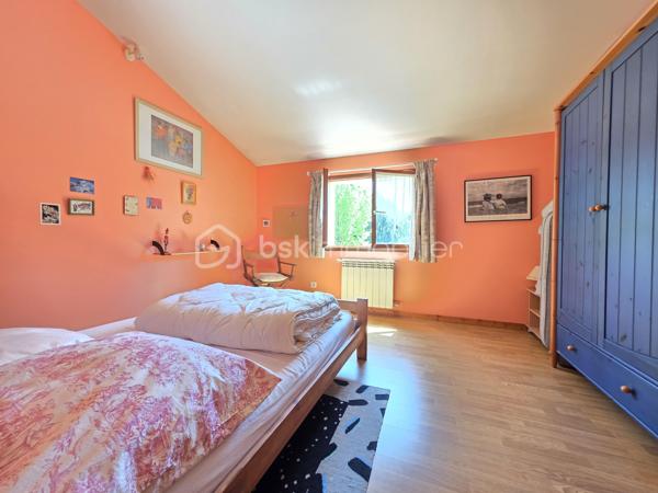 Située sur la commune prisée de Brax, à proximité immédiate du Passage d’Agen, cette belle maison familiale construite en 1994 développe 235 m² habitables sur une magnifique parcelle arborée d’environ 3 000 m².
Dès l’entrée, vous découvrirez un hall accueillant desservant un vaste espace de vie lumineux composé d’une cuisine conviviale ouverte sur 2 espaces séjours chaleureux avec une cheminée pour les moments en famille ou entre amis. 
Une buanderie/cellier attenant à la cuisine complète cet espace fonctionnel.
Le rez-de-chaussée propose également :
un WC indépendant,
une cave en sous-sol,
Une chambre pouvant faire office de bureau,
ainsi qu’un espace nuit comprenant une chambre, une salle de bain et un dressing.

À l’étage, un dégagement dessert :
une agréable mezzanine,
3 chambres supplémentaires,
un WC indépendant,
et une seconde salle de bain.

Côté annexes, la propriété bénéficie d’un double garage ainsi que d’un abri voiture.
À l’extérieur, tout a été pensé pour profiter pleinement des beaux jours : une superbe piscine au chlore de 11 x 5 mètres avec volet immergé, accompagnée de son pool house, offre un cadre de vie privilégié et intimiste.
1 wc exterieur.

Les prestations techniques viennent compléter le confort de cette maison :
Chauffage et production d’eau chaude au gaz de ville,
Cheminée
Huisseries double vitrage,
Volets bois,
Fibre optique,
Arrosage automatique,
Interphone et vidéophone,
Puits,
Assainissement tout-à-l’égout.
Taxe foncière : 2 783 €.
Une maison spacieuse et lumineuse, idéale pour une grande famille recherchant calme, confort et proximité des commodités.