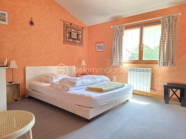 Située sur la commune prisée de Brax, à proximité immédiate du Passage d’Agen, cette belle maison familiale construite en 1994 développe 235 m² habitables sur une magnifique parcelle arborée d’environ 3 000 m².
Dès l’entrée, vous découvrirez un hall accueillant desservant un vaste espace de vie lumineux composé d’une cuisine conviviale ouverte sur 2 espaces séjours chaleureux avec une cheminée pour les moments en famille ou entre amis. 
Une buanderie/cellier attenant à la cuisine complète cet espace fonctionnel.
Le rez-de-chaussée propose également :
un WC indépendant,
une cave en sous-sol,
Une chambre pouvant faire office de bureau,
ainsi qu’un espace nuit comprenant une chambre, une salle de bain et un dressing.

À l’étage, un dégagement dessert :
une agréable mezzanine,
3 chambres supplémentaires,
un WC indépendant,
et une seconde salle de bain.

Côté annexes, la propriété bénéficie d’un double garage ainsi que d’un abri voiture.
À l’extérieur, tout a été pensé pour profiter pleinement des beaux jours : une superbe piscine au chlore de 11 x 5 mètres avec volet immergé, accompagnée de son pool house, offre un cadre de vie privilégié et intimiste.
1 wc exterieur.

Les prestations techniques viennent compléter le confort de cette maison :
Chauffage et production d’eau chaude au gaz de ville,
Cheminée
Huisseries double vitrage,
Volets bois,
Fibre optique,
Arrosage automatique,
Interphone et vidéophone,
Puits,
Assainissement tout-à-l’égout.
Taxe foncière : 2 783 €.
Une maison spacieuse et lumineuse, idéale pour une grande famille recherchant calme, confort et proximité des commodités.