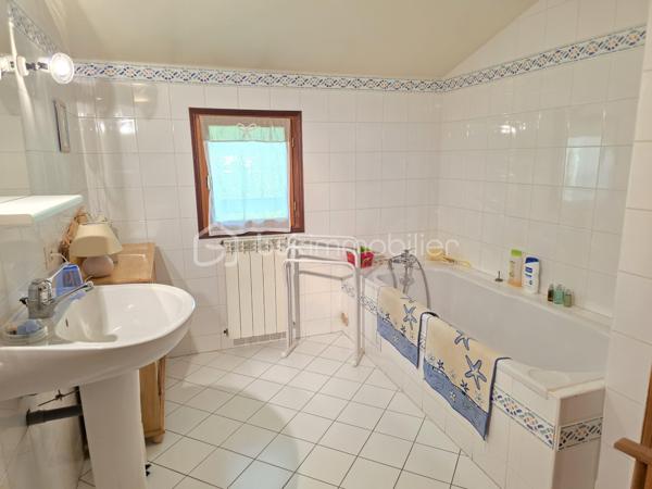 Située sur la commune prisée de Brax, à proximité immédiate du Passage d’Agen, cette belle maison familiale construite en 1994 développe 235 m² habitables sur une magnifique parcelle arborée d’environ 3 000 m².
Dès l’entrée, vous découvrirez un hall accueillant desservant un vaste espace de vie lumineux composé d’une cuisine conviviale ouverte sur 2 espaces séjours chaleureux avec une cheminée pour les moments en famille ou entre amis. 
Une buanderie/cellier attenant à la cuisine complète cet espace fonctionnel.
Le rez-de-chaussée propose également :
un WC indépendant,
une cave en sous-sol,
Une chambre pouvant faire office de bureau,
ainsi qu’un espace nuit comprenant une chambre, une salle de bain et un dressing.

À l’étage, un dégagement dessert :
une agréable mezzanine,
3 chambres supplémentaires,
un WC indépendant,
et une seconde salle de bain.

Côté annexes, la propriété bénéficie d’un double garage ainsi que d’un abri voiture.
À l’extérieur, tout a été pensé pour profiter pleinement des beaux jours : une superbe piscine au chlore de 11 x 5 mètres avec volet immergé, accompagnée de son pool house, offre un cadre de vie privilégié et intimiste.
1 wc exterieur.

Les prestations techniques viennent compléter le confort de cette maison :
Chauffage et production d’eau chaude au gaz de ville,
Cheminée
Huisseries double vitrage,
Volets bois,
Fibre optique,
Arrosage automatique,
Interphone et vidéophone,
Puits,
Assainissement tout-à-l’égout.
Taxe foncière : 2 783 €.
Une maison spacieuse et lumineuse, idéale pour une grande famille recherchant calme, confort et proximité des commodités.