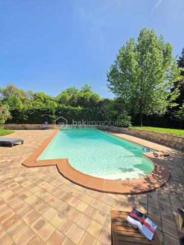 Située sur la commune prisée de Brax, à proximité immédiate du Passage d’Agen, cette belle maison familiale construite en 1994 développe 235 m² habitables sur une magnifique parcelle arborée d’environ 3 000 m².
Dès l’entrée, vous découvrirez un hall accueillant desservant un vaste espace de vie lumineux composé d’une cuisine conviviale ouverte sur 2 espaces séjours chaleureux avec une cheminée pour les moments en famille ou entre amis. 
Une buanderie/cellier attenant à la cuisine complète cet espace fonctionnel.
Le rez-de-chaussée propose également :
un WC indépendant,
une cave en sous-sol,
Une chambre pouvant faire office de bureau,
ainsi qu’un espace nuit comprenant une chambre, une salle de bain et un dressing.

À l’étage, un dégagement dessert :
une agréable mezzanine,
3 chambres supplémentaires,
un WC indépendant,
et une seconde salle de bain.

Côté annexes, la propriété bénéficie d’un double garage ainsi que d’un abri voiture.
À l’extérieur, tout a été pensé pour profiter pleinement des beaux jours : une superbe piscine au chlore de 11 x 5 mètres avec volet immergé, accompagnée de son pool house, offre un cadre de vie privilégié et intimiste.
1 wc exterieur.

Les prestations techniques viennent compléter le confort de cette maison :
Chauffage et production d’eau chaude au gaz de ville,
Cheminée
Huisseries double vitrage,
Volets bois,
Fibre optique,
Arrosage automatique,
Interphone et vidéophone,
Puits,
Assainissement tout-à-l’égout.
Taxe foncière : 2 783 €.
Une maison spacieuse et lumineuse, idéale pour une grande famille recherchant calme, confort et proximité des commodités.