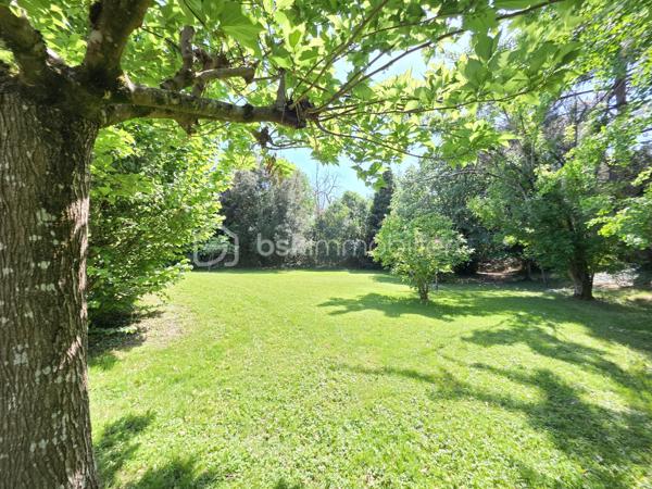 Située sur la commune prisée de Brax, à proximité immédiate du Passage d’Agen, cette belle maison familiale construite en 1994 développe 235 m² habitables sur une magnifique parcelle arborée d’environ 3 000 m².
Dès l’entrée, vous découvrirez un hall accueillant desservant un vaste espace de vie lumineux composé d’une cuisine conviviale ouverte sur 2 espaces séjours chaleureux avec une cheminée pour les moments en famille ou entre amis. 
Une buanderie/cellier attenant à la cuisine complète cet espace fonctionnel.
Le rez-de-chaussée propose également :
un WC indépendant,
une cave en sous-sol,
Une chambre pouvant faire office de bureau,
ainsi qu’un espace nuit comprenant une chambre, une salle de bain et un dressing.

À l’étage, un dégagement dessert :
une agréable mezzanine,
3 chambres supplémentaires,
un WC indépendant,
et une seconde salle de bain.

Côté annexes, la propriété bénéficie d’un double garage ainsi que d’un abri voiture.
À l’extérieur, tout a été pensé pour profiter pleinement des beaux jours : une superbe piscine au chlore de 11 x 5 mètres avec volet immergé, accompagnée de son pool house, offre un cadre de vie privilégié et intimiste.
1 wc exterieur.

Les prestations techniques viennent compléter le confort de cette maison :
Chauffage et production d’eau chaude au gaz de ville,
Cheminée
Huisseries double vitrage,
Volets bois,
Fibre optique,
Arrosage automatique,
Interphone et vidéophone,
Puits,
Assainissement tout-à-l’égout.
Taxe foncière : 2 783 €.
Une maison spacieuse et lumineuse, idéale pour une grande famille recherchant calme, confort et proximité des commodités.