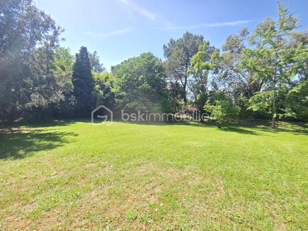 Située sur la commune prisée de Brax, à proximité immédiate du Passage d’Agen, cette belle maison familiale construite en 1994 développe 235 m² habitables sur une magnifique parcelle arborée d’environ 3 000 m².
Dès l’entrée, vous découvrirez un hall accueillant desservant un vaste espace de vie lumineux composé d’une cuisine conviviale ouverte sur 2 espaces séjours chaleureux avec une cheminée pour les moments en famille ou entre amis. 
Une buanderie/cellier attenant à la cuisine complète cet espace fonctionnel.
Le rez-de-chaussée propose également :
un WC indépendant,
une cave en sous-sol,
Une chambre pouvant faire office de bureau,
ainsi qu’un espace nuit comprenant une chambre, une salle de bain et un dressing.

À l’étage, un dégagement dessert :
une agréable mezzanine,
3 chambres supplémentaires,
un WC indépendant,
et une seconde salle de bain.

Côté annexes, la propriété bénéficie d’un double garage ainsi que d’un abri voiture.
À l’extérieur, tout a été pensé pour profiter pleinement des beaux jours : une superbe piscine au chlore de 11 x 5 mètres avec volet immergé, accompagnée de son pool house, offre un cadre de vie privilégié et intimiste.
1 wc exterieur.

Les prestations techniques viennent compléter le confort de cette maison :
Chauffage et production d’eau chaude au gaz de ville,
Cheminée
Huisseries double vitrage,
Volets bois,
Fibre optique,
Arrosage automatique,
Interphone et vidéophone,
Puits,
Assainissement tout-à-l’égout.
Taxe foncière : 2 783 €.
Une maison spacieuse et lumineuse, idéale pour une grande famille recherchant calme, confort et proximité des commodités.