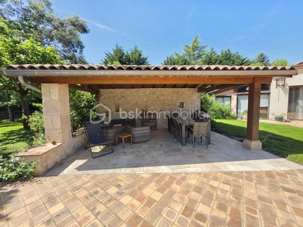 Située sur la commune prisée de Brax, à proximité immédiate du Passage d’Agen, cette belle maison familiale construite en 1994 développe 235 m² habitables sur une magnifique parcelle arborée d’environ 3 000 m².
Dès l’entrée, vous découvrirez un hall accueillant desservant un vaste espace de vie lumineux composé d’une cuisine conviviale ouverte sur 2 espaces séjours chaleureux avec une cheminée pour les moments en famille ou entre amis. 
Une buanderie/cellier attenant à la cuisine complète cet espace fonctionnel.
Le rez-de-chaussée propose également :
un WC indépendant,
une cave en sous-sol,
Une chambre pouvant faire office de bureau,
ainsi qu’un espace nuit comprenant une chambre, une salle de bain et un dressing.

À l’étage, un dégagement dessert :
une agréable mezzanine,
3 chambres supplémentaires,
un WC indépendant,
et une seconde salle de bain.

Côté annexes, la propriété bénéficie d’un double garage ainsi que d’un abri voiture.
À l’extérieur, tout a été pensé pour profiter pleinement des beaux jours : une superbe piscine au chlore de 11 x 5 mètres avec volet immergé, accompagnée de son pool house, offre un cadre de vie privilégié et intimiste.
1 wc exterieur.

Les prestations techniques viennent compléter le confort de cette maison :
Chauffage et production d’eau chaude au gaz de ville,
Cheminée
Huisseries double vitrage,
Volets bois,
Fibre optique,
Arrosage automatique,
Interphone et vidéophone,
Puits,
Assainissement tout-à-l’égout.
Taxe foncière : 2 783 €.
Une maison spacieuse et lumineuse, idéale pour une grande famille recherchant calme, confort et proximité des commodités.
