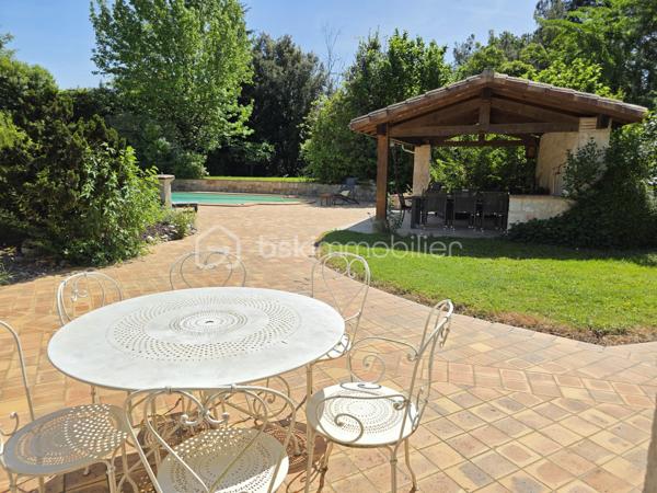 Située sur la commune prisée de Brax, à proximité immédiate du Passage d’Agen, cette belle maison familiale construite en 1994 développe 235 m² habitables sur une magnifique parcelle arborée d’environ 3 000 m².
Dès l’entrée, vous découvrirez un hall accueillant desservant un vaste espace de vie lumineux composé d’une cuisine conviviale ouverte sur 2 espaces séjours chaleureux avec une cheminée pour les moments en famille ou entre amis. 
Une buanderie/cellier attenant à la cuisine complète cet espace fonctionnel.
Le rez-de-chaussée propose également :
un WC indépendant,
une cave en sous-sol,
Une chambre pouvant faire office de bureau,
ainsi qu’un espace nuit comprenant une chambre, une salle de bain et un dressing.

À l’étage, un dégagement dessert :
une agréable mezzanine,
3 chambres supplémentaires,
un WC indépendant,
et une seconde salle de bain.

Côté annexes, la propriété bénéficie d’un double garage ainsi que d’un abri voiture.
À l’extérieur, tout a été pensé pour profiter pleinement des beaux jours : une superbe piscine au chlore de 11 x 5 mètres avec volet immergé, accompagnée de son pool house, offre un cadre de vie privilégié et intimiste.
1 wc exterieur.

Les prestations techniques viennent compléter le confort de cette maison :
Chauffage et production d’eau chaude au gaz de ville,
Cheminée
Huisseries double vitrage,
Volets bois,
Fibre optique,
Arrosage automatique,
Interphone et vidéophone,
Puits,
Assainissement tout-à-l’égout.
Taxe foncière : 2 783 €.
Une maison spacieuse et lumineuse, idéale pour une grande famille recherchant calme, confort et proximité des commodités.