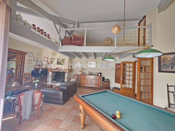 Située sur la commune prisée de Brax, à proximité immédiate du Passage d’Agen, cette belle maison familiale construite en 1994 développe 235 m² habitables sur une magnifique parcelle arborée d’environ 3 000 m².
Dès l’entrée, vous découvrirez un hall accueillant desservant un vaste espace de vie lumineux composé d’une cuisine conviviale ouverte sur 2 espaces séjours chaleureux avec une cheminée pour les moments en famille ou entre amis. 
Une buanderie/cellier attenant à la cuisine complète cet espace fonctionnel.
Le rez-de-chaussée propose également :
un WC indépendant,
une cave en sous-sol,
Une chambre pouvant faire office de bureau,
ainsi qu’un espace nuit comprenant une chambre, une salle de bain et un dressing.

À l’étage, un dégagement dessert :
une agréable mezzanine,
3 chambres supplémentaires,
un WC indépendant,
et une seconde salle de bain.

Côté annexes, la propriété bénéficie d’un double garage ainsi que d’un abri voiture.
À l’extérieur, tout a été pensé pour profiter pleinement des beaux jours : une superbe piscine au chlore de 11 x 5 mètres avec volet immergé, accompagnée de son pool house, offre un cadre de vie privilégié et intimiste.
1 wc exterieur.

Les prestations techniques viennent compléter le confort de cette maison :
Chauffage et production d’eau chaude au gaz de ville,
Cheminée
Huisseries double vitrage,
Volets bois,
Fibre optique,
Arrosage automatique,
Interphone et vidéophone,
Puits,
Assainissement tout-à-l’égout.
Taxe foncière : 2 783 €.
Une maison spacieuse et lumineuse, idéale pour une grande famille recherchant calme, confort et proximité des commodités.