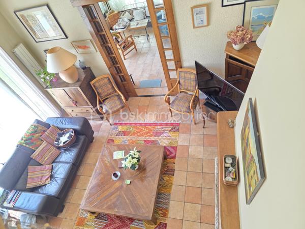 Située sur la commune prisée de Brax, à proximité immédiate du Passage d’Agen, cette belle maison familiale construite en 1994 développe 235 m² habitables sur une magnifique parcelle arborée d’environ 3 000 m².
Dès l’entrée, vous découvrirez un hall accueillant desservant un vaste espace de vie lumineux composé d’une cuisine conviviale ouverte sur 2 espaces séjours chaleureux avec une cheminée pour les moments en famille ou entre amis. 
Une buanderie/cellier attenant à la cuisine complète cet espace fonctionnel.
Le rez-de-chaussée propose également :
un WC indépendant,
une cave en sous-sol,
Une chambre pouvant faire office de bureau,
ainsi qu’un espace nuit comprenant une chambre, une salle de bain et un dressing.

À l’étage, un dégagement dessert :
une agréable mezzanine,
3 chambres supplémentaires,
un WC indépendant,
et une seconde salle de bain.

Côté annexes, la propriété bénéficie d’un double garage ainsi que d’un abri voiture.
À l’extérieur, tout a été pensé pour profiter pleinement des beaux jours : une superbe piscine au chlore de 11 x 5 mètres avec volet immergé, accompagnée de son pool house, offre un cadre de vie privilégié et intimiste.
1 wc exterieur.

Les prestations techniques viennent compléter le confort de cette maison :
Chauffage et production d’eau chaude au gaz de ville,
Cheminée
Huisseries double vitrage,
Volets bois,
Fibre optique,
Arrosage automatique,
Interphone et vidéophone,
Puits,
Assainissement tout-à-l’égout.
Taxe foncière : 2 783 €.
Une maison spacieuse et lumineuse, idéale pour une grande famille recherchant calme, confort et proximité des commodités.