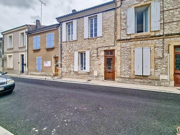 COUP DE COEUR ASSURÉ  : BSK Immobilier et Patrice CITTERIO-QUENTIN vous ouvrent les portes d'une véritable perle rare, nichée dans un quartier calme et résidentiel du centre-ville d'Agen. Un havre de paix où le charme de l'ancien s'associe à un confort absolu,.
Une décoration contemporaine soignée et des matériaux de grande qualité (magnifique travertin, boiseries chaleureuses). Tout a été pensé avec le meilleur goût. Cela donne à cette maison un esprit cosy et chaleureux unique en plein centre-ville.

Au RDC les pièces de vie , traversantes, cuisine semi ouverte qui donne accès au jardin avec son bow-window très anglais. A l'étage deux grandes chambres qui partagent la salle de bain type "Bateau".

Situé à l'arrière, ce jardin clos (exposé plein sud) offre un calme absolu et sans aucune nuisance. Le luxe de la campagne en ville !

Tout à pied : Écoles, commerces, médecins et commodités sont au bout de la rue.

La maison est entièrement climatisée pour un confort optimal.

Vous cherchez une bulle d'air dans le Sud-Ouest ? Grâce à la gare d'Agen, cette maison devient le pied-à-terre parfait : reliez Paris-Montparnasse en seulement 3h15 de TGV direct. Idéal pour télétravailler au vert ou s'offrir des week-ends prolongés en Lot-et-Garonne.

Idéale pour des primo-accédants ou jeunes couples qui recherchent un premier achat sécurisant, sans budget travaux et proche de l'animation urbaine.

Une visite s'impose pour confirmer le coup de foudre. Ne laissez pas passer ce petit bijou, contactez-moi vite !