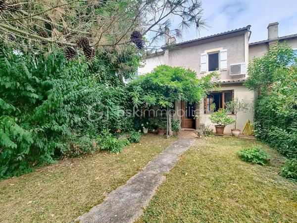 COUP DE COEUR ASSURÉ  : BSK Immobilier et Patrice CITTERIO-QUENTIN vous ouvrent les portes d'une véritable perle rare, nichée dans un quartier calme et résidentiel du centre-ville d'Agen. Un havre de paix où le charme de l'ancien s'associe à un confort absolu,.
Une décoration contemporaine soignée et des matériaux de grande qualité (magnifique travertin, boiseries chaleureuses). Tout a été pensé avec le meilleur goût. Cela donne à cette maison un esprit cosy et chaleureux unique en plein centre-ville.

Au RDC les pièces de vie , traversantes, cuisine semi ouverte qui donne accès au jardin avec son bow-window très anglais. A l'étage deux grandes chambres qui partagent la salle de bain type "Bateau".

Situé à l'arrière, ce jardin clos (exposé plein sud) offre un calme absolu et sans aucune nuisance. Le luxe de la campagne en ville !

Tout à pied : Écoles, commerces, médecins et commodités sont au bout de la rue.

La maison est entièrement climatisée pour un confort optimal.

Vous cherchez une bulle d'air dans le Sud-Ouest ? Grâce à la gare d'Agen, cette maison devient le pied-à-terre parfait : reliez Paris-Montparnasse en seulement 3h15 de TGV direct. Idéal pour télétravailler au vert ou s'offrir des week-ends prolongés en Lot-et-Garonne.

Idéale pour des primo-accédants ou jeunes couples qui recherchent un premier achat sécurisant, sans budget travaux et proche de l'animation urbaine.

Une visite s'impose pour confirmer le coup de foudre. Ne laissez pas passer ce petit bijou, contactez-moi vite !