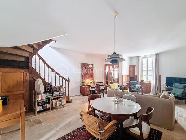 COUP DE COEUR ASSURÉ  : BSK Immobilier et Patrice CITTERIO-QUENTIN vous ouvrent les portes d'une véritable perle rare, nichée dans un quartier calme et résidentiel du centre-ville d'Agen. Un havre de paix où le charme de l'ancien s'associe à un confort absolu,.
Une décoration contemporaine soignée et des matériaux de grande qualité (magnifique travertin, boiseries chaleureuses). Tout a été pensé avec le meilleur goût. Cela donne à cette maison un esprit cosy et chaleureux unique en plein centre-ville.

Au RDC les pièces de vie , traversantes, cuisine semi ouverte qui donne accès au jardin avec son bow-window très anglais. A l'étage deux grandes chambres qui partagent la salle de bain type "Bateau".

Situé à l'arrière, ce jardin clos (exposé plein sud) offre un calme absolu et sans aucune nuisance. Le luxe de la campagne en ville !

Tout à pied : Écoles, commerces, médecins et commodités sont au bout de la rue.

La maison est entièrement climatisée pour un confort optimal.

Vous cherchez une bulle d'air dans le Sud-Ouest ? Grâce à la gare d'Agen, cette maison devient le pied-à-terre parfait : reliez Paris-Montparnasse en seulement 3h15 de TGV direct. Idéal pour télétravailler au vert ou s'offrir des week-ends prolongés en Lot-et-Garonne.

Idéale pour des primo-accédants ou jeunes couples qui recherchent un premier achat sécurisant, sans budget travaux et proche de l'animation urbaine.

Une visite s'impose pour confirmer le coup de foudre. Ne laissez pas passer ce petit bijou, contactez-moi vite !