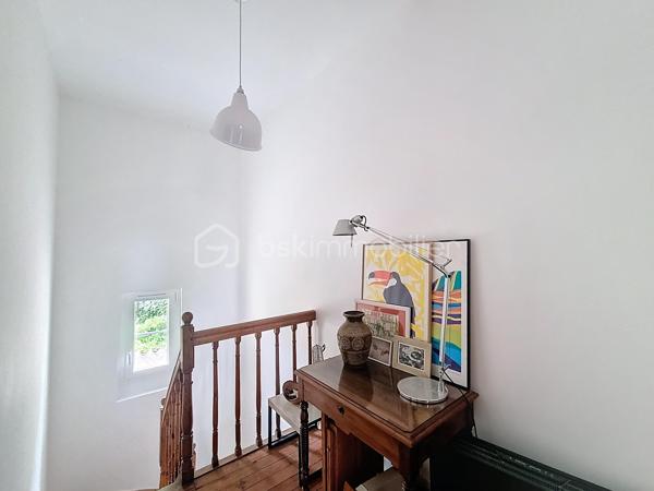 COUP DE COEUR ASSURÉ  : BSK Immobilier et Patrice CITTERIO-QUENTIN vous ouvrent les portes d'une véritable perle rare, nichée dans un quartier calme et résidentiel du centre-ville d'Agen. Un havre de paix où le charme de l'ancien s'associe à un confort absolu,.
Une décoration contemporaine soignée et des matériaux de grande qualité (magnifique travertin, boiseries chaleureuses). Tout a été pensé avec le meilleur goût. Cela donne à cette maison un esprit cosy et chaleureux unique en plein centre-ville.

Au RDC les pièces de vie , traversantes, cuisine semi ouverte qui donne accès au jardin avec son bow-window très anglais. A l'étage deux grandes chambres qui partagent la salle de bain type "Bateau".

Situé à l'arrière, ce jardin clos (exposé plein sud) offre un calme absolu et sans aucune nuisance. Le luxe de la campagne en ville !

Tout à pied : Écoles, commerces, médecins et commodités sont au bout de la rue.

La maison est entièrement climatisée pour un confort optimal.

Vous cherchez une bulle d'air dans le Sud-Ouest ? Grâce à la gare d'Agen, cette maison devient le pied-à-terre parfait : reliez Paris-Montparnasse en seulement 3h15 de TGV direct. Idéal pour télétravailler au vert ou s'offrir des week-ends prolongés en Lot-et-Garonne.

Idéale pour des primo-accédants ou jeunes couples qui recherchent un premier achat sécurisant, sans budget travaux et proche de l'animation urbaine.

Une visite s'impose pour confirmer le coup de foudre. Ne laissez pas passer ce petit bijou, contactez-moi vite !