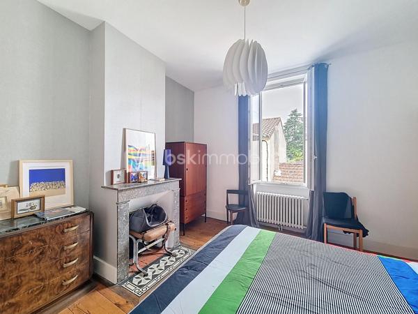 COUP DE COEUR ASSURÉ  : BSK Immobilier et Patrice CITTERIO-QUENTIN vous ouvrent les portes d'une véritable perle rare, nichée dans un quartier calme et résidentiel du centre-ville d'Agen. Un havre de paix où le charme de l'ancien s'associe à un confort absolu,.
Une décoration contemporaine soignée et des matériaux de grande qualité (magnifique travertin, boiseries chaleureuses). Tout a été pensé avec le meilleur goût. Cela donne à cette maison un esprit cosy et chaleureux unique en plein centre-ville.

Au RDC les pièces de vie , traversantes, cuisine semi ouverte qui donne accès au jardin avec son bow-window très anglais. A l'étage deux grandes chambres qui partagent la salle de bain type "Bateau".

Situé à l'arrière, ce jardin clos (exposé plein sud) offre un calme absolu et sans aucune nuisance. Le luxe de la campagne en ville !

Tout à pied : Écoles, commerces, médecins et commodités sont au bout de la rue.

La maison est entièrement climatisée pour un confort optimal.

Vous cherchez une bulle d'air dans le Sud-Ouest ? Grâce à la gare d'Agen, cette maison devient le pied-à-terre parfait : reliez Paris-Montparnasse en seulement 3h15 de TGV direct. Idéal pour télétravailler au vert ou s'offrir des week-ends prolongés en Lot-et-Garonne.

Idéale pour des primo-accédants ou jeunes couples qui recherchent un premier achat sécurisant, sans budget travaux et proche de l'animation urbaine.

Une visite s'impose pour confirmer le coup de foudre. Ne laissez pas passer ce petit bijou, contactez-moi vite !
