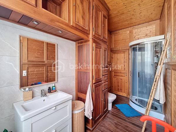 COUP DE COEUR ASSURÉ  : BSK Immobilier et Patrice CITTERIO-QUENTIN vous ouvrent les portes d'une véritable perle rare, nichée dans un quartier calme et résidentiel du centre-ville d'Agen. Un havre de paix où le charme de l'ancien s'associe à un confort absolu,.
Une décoration contemporaine soignée et des matériaux de grande qualité (magnifique travertin, boiseries chaleureuses). Tout a été pensé avec le meilleur goût. Cela donne à cette maison un esprit cosy et chaleureux unique en plein centre-ville.

Au RDC les pièces de vie , traversantes, cuisine semi ouverte qui donne accès au jardin avec son bow-window très anglais. A l'étage deux grandes chambres qui partagent la salle de bain type "Bateau".

Situé à l'arrière, ce jardin clos (exposé plein sud) offre un calme absolu et sans aucune nuisance. Le luxe de la campagne en ville !

Tout à pied : Écoles, commerces, médecins et commodités sont au bout de la rue.

La maison est entièrement climatisée pour un confort optimal.

Vous cherchez une bulle d'air dans le Sud-Ouest ? Grâce à la gare d'Agen, cette maison devient le pied-à-terre parfait : reliez Paris-Montparnasse en seulement 3h15 de TGV direct. Idéal pour télétravailler au vert ou s'offrir des week-ends prolongés en Lot-et-Garonne.

Idéale pour des primo-accédants ou jeunes couples qui recherchent un premier achat sécurisant, sans budget travaux et proche de l'animation urbaine.

Une visite s'impose pour confirmer le coup de foudre. Ne laissez pas passer ce petit bijou, contactez-moi vite !