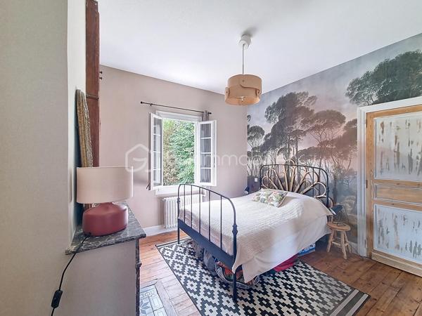 COUP DE COEUR ASSURÉ  : BSK Immobilier et Patrice CITTERIO-QUENTIN vous ouvrent les portes d'une véritable perle rare, nichée dans un quartier calme et résidentiel du centre-ville d'Agen. Un havre de paix où le charme de l'ancien s'associe à un confort absolu,.
Une décoration contemporaine soignée et des matériaux de grande qualité (magnifique travertin, boiseries chaleureuses). Tout a été pensé avec le meilleur goût. Cela donne à cette maison un esprit cosy et chaleureux unique en plein centre-ville.

Au RDC les pièces de vie , traversantes, cuisine semi ouverte qui donne accès au jardin avec son bow-window très anglais. A l'étage deux grandes chambres qui partagent la salle de bain type "Bateau".

Situé à l'arrière, ce jardin clos (exposé plein sud) offre un calme absolu et sans aucune nuisance. Le luxe de la campagne en ville !

Tout à pied : Écoles, commerces, médecins et commodités sont au bout de la rue.

La maison est entièrement climatisée pour un confort optimal.

Vous cherchez une bulle d'air dans le Sud-Ouest ? Grâce à la gare d'Agen, cette maison devient le pied-à-terre parfait : reliez Paris-Montparnasse en seulement 3h15 de TGV direct. Idéal pour télétravailler au vert ou s'offrir des week-ends prolongés en Lot-et-Garonne.

Idéale pour des primo-accédants ou jeunes couples qui recherchent un premier achat sécurisant, sans budget travaux et proche de l'animation urbaine.

Une visite s'impose pour confirmer le coup de foudre. Ne laissez pas passer ce petit bijou, contactez-moi vite !