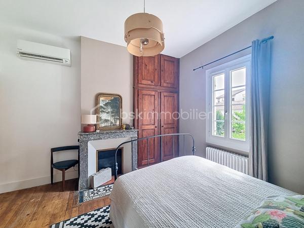 COUP DE COEUR ASSURÉ  : BSK Immobilier et Patrice CITTERIO-QUENTIN vous ouvrent les portes d'une véritable perle rare, nichée dans un quartier calme et résidentiel du centre-ville d'Agen. Un havre de paix où le charme de l'ancien s'associe à un confort absolu,.
Une décoration contemporaine soignée et des matériaux de grande qualité (magnifique travertin, boiseries chaleureuses). Tout a été pensé avec le meilleur goût. Cela donne à cette maison un esprit cosy et chaleureux unique en plein centre-ville.

Au RDC les pièces de vie , traversantes, cuisine semi ouverte qui donne accès au jardin avec son bow-window très anglais. A l'étage deux grandes chambres qui partagent la salle de bain type "Bateau".

Situé à l'arrière, ce jardin clos (exposé plein sud) offre un calme absolu et sans aucune nuisance. Le luxe de la campagne en ville !

Tout à pied : Écoles, commerces, médecins et commodités sont au bout de la rue.

La maison est entièrement climatisée pour un confort optimal.

Vous cherchez une bulle d'air dans le Sud-Ouest ? Grâce à la gare d'Agen, cette maison devient le pied-à-terre parfait : reliez Paris-Montparnasse en seulement 3h15 de TGV direct. Idéal pour télétravailler au vert ou s'offrir des week-ends prolongés en Lot-et-Garonne.

Idéale pour des primo-accédants ou jeunes couples qui recherchent un premier achat sécurisant, sans budget travaux et proche de l'animation urbaine.

Une visite s'impose pour confirmer le coup de foudre. Ne laissez pas passer ce petit bijou, contactez-moi vite !