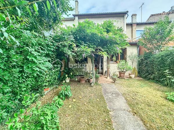 COUP DE COEUR ASSURÉ  : BSK Immobilier et Patrice CITTERIO-QUENTIN vous ouvrent les portes d'une véritable perle rare, nichée dans un quartier calme et résidentiel du centre-ville d'Agen. Un havre de paix où le charme de l'ancien s'associe à un confort absolu,.
Une décoration contemporaine soignée et des matériaux de grande qualité (magnifique travertin, boiseries chaleureuses). Tout a été pensé avec le meilleur goût. Cela donne à cette maison un esprit cosy et chaleureux unique en plein centre-ville.

Au RDC les pièces de vie , traversantes, cuisine semi ouverte qui donne accès au jardin avec son bow-window très anglais. A l'étage deux grandes chambres qui partagent la salle de bain type "Bateau".

Situé à l'arrière, ce jardin clos (exposé plein sud) offre un calme absolu et sans aucune nuisance. Le luxe de la campagne en ville !

Tout à pied : Écoles, commerces, médecins et commodités sont au bout de la rue.

La maison est entièrement climatisée pour un confort optimal.

Vous cherchez une bulle d'air dans le Sud-Ouest ? Grâce à la gare d'Agen, cette maison devient le pied-à-terre parfait : reliez Paris-Montparnasse en seulement 3h15 de TGV direct. Idéal pour télétravailler au vert ou s'offrir des week-ends prolongés en Lot-et-Garonne.

Idéale pour des primo-accédants ou jeunes couples qui recherchent un premier achat sécurisant, sans budget travaux et proche de l'animation urbaine.

Une visite s'impose pour confirmer le coup de foudre. Ne laissez pas passer ce petit bijou, contactez-moi vite !
