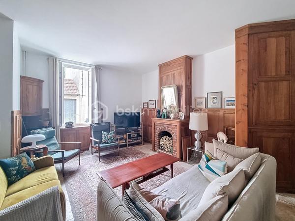 COUP DE COEUR ASSURÉ  : BSK Immobilier et Patrice CITTERIO-QUENTIN vous ouvrent les portes d'une véritable perle rare, nichée dans un quartier calme et résidentiel du centre-ville d'Agen. Un havre de paix où le charme de l'ancien s'associe à un confort absolu,.
Une décoration contemporaine soignée et des matériaux de grande qualité (magnifique travertin, boiseries chaleureuses). Tout a été pensé avec le meilleur goût. Cela donne à cette maison un esprit cosy et chaleureux unique en plein centre-ville.

Au RDC les pièces de vie , traversantes, cuisine semi ouverte qui donne accès au jardin avec son bow-window très anglais. A l'étage deux grandes chambres qui partagent la salle de bain type "Bateau".

Situé à l'arrière, ce jardin clos (exposé plein sud) offre un calme absolu et sans aucune nuisance. Le luxe de la campagne en ville !

Tout à pied : Écoles, commerces, médecins et commodités sont au bout de la rue.

La maison est entièrement climatisée pour un confort optimal.

Vous cherchez une bulle d'air dans le Sud-Ouest ? Grâce à la gare d'Agen, cette maison devient le pied-à-terre parfait : reliez Paris-Montparnasse en seulement 3h15 de TGV direct. Idéal pour télétravailler au vert ou s'offrir des week-ends prolongés en Lot-et-Garonne.

Idéale pour des primo-accédants ou jeunes couples qui recherchent un premier achat sécurisant, sans budget travaux et proche de l'animation urbaine.

Une visite s'impose pour confirmer le coup de foudre. Ne laissez pas passer ce petit bijou, contactez-moi vite !