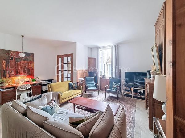 COUP DE COEUR ASSURÉ  : BSK Immobilier et Patrice CITTERIO-QUENTIN vous ouvrent les portes d'une véritable perle rare, nichée dans un quartier calme et résidentiel du centre-ville d'Agen. Un havre de paix où le charme de l'ancien s'associe à un confort absolu,.
Une décoration contemporaine soignée et des matériaux de grande qualité (magnifique travertin, boiseries chaleureuses). Tout a été pensé avec le meilleur goût. Cela donne à cette maison un esprit cosy et chaleureux unique en plein centre-ville.

Au RDC les pièces de vie , traversantes, cuisine semi ouverte qui donne accès au jardin avec son bow-window très anglais. A l'étage deux grandes chambres qui partagent la salle de bain type "Bateau".

Situé à l'arrière, ce jardin clos (exposé plein sud) offre un calme absolu et sans aucune nuisance. Le luxe de la campagne en ville !

Tout à pied : Écoles, commerces, médecins et commodités sont au bout de la rue.

La maison est entièrement climatisée pour un confort optimal.

Vous cherchez une bulle d'air dans le Sud-Ouest ? Grâce à la gare d'Agen, cette maison devient le pied-à-terre parfait : reliez Paris-Montparnasse en seulement 3h15 de TGV direct. Idéal pour télétravailler au vert ou s'offrir des week-ends prolongés en Lot-et-Garonne.

Idéale pour des primo-accédants ou jeunes couples qui recherchent un premier achat sécurisant, sans budget travaux et proche de l'animation urbaine.

Une visite s'impose pour confirmer le coup de foudre. Ne laissez pas passer ce petit bijou, contactez-moi vite !