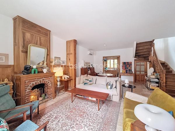 COUP DE COEUR ASSURÉ  : BSK Immobilier et Patrice CITTERIO-QUENTIN vous ouvrent les portes d'une véritable perle rare, nichée dans un quartier calme et résidentiel du centre-ville d'Agen. Un havre de paix où le charme de l'ancien s'associe à un confort absolu,.
Une décoration contemporaine soignée et des matériaux de grande qualité (magnifique travertin, boiseries chaleureuses). Tout a été pensé avec le meilleur goût. Cela donne à cette maison un esprit cosy et chaleureux unique en plein centre-ville.

Au RDC les pièces de vie , traversantes, cuisine semi ouverte qui donne accès au jardin avec son bow-window très anglais. A l'étage deux grandes chambres qui partagent la salle de bain type "Bateau".

Situé à l'arrière, ce jardin clos (exposé plein sud) offre un calme absolu et sans aucune nuisance. Le luxe de la campagne en ville !

Tout à pied : Écoles, commerces, médecins et commodités sont au bout de la rue.

La maison est entièrement climatisée pour un confort optimal.

Vous cherchez une bulle d'air dans le Sud-Ouest ? Grâce à la gare d'Agen, cette maison devient le pied-à-terre parfait : reliez Paris-Montparnasse en seulement 3h15 de TGV direct. Idéal pour télétravailler au vert ou s'offrir des week-ends prolongés en Lot-et-Garonne.

Idéale pour des primo-accédants ou jeunes couples qui recherchent un premier achat sécurisant, sans budget travaux et proche de l'animation urbaine.

Une visite s'impose pour confirmer le coup de foudre. Ne laissez pas passer ce petit bijou, contactez-moi vite !