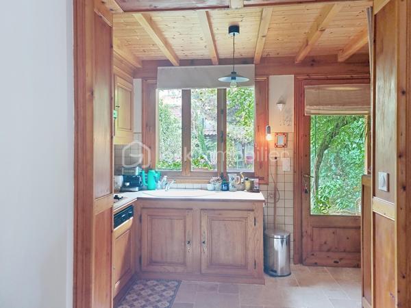 COUP DE COEUR ASSURÉ  : BSK Immobilier et Patrice CITTERIO-QUENTIN vous ouvrent les portes d'une véritable perle rare, nichée dans un quartier calme et résidentiel du centre-ville d'Agen. Un havre de paix où le charme de l'ancien s'associe à un confort absolu,.
Une décoration contemporaine soignée et des matériaux de grande qualité (magnifique travertin, boiseries chaleureuses). Tout a été pensé avec le meilleur goût. Cela donne à cette maison un esprit cosy et chaleureux unique en plein centre-ville.

Au RDC les pièces de vie , traversantes, cuisine semi ouverte qui donne accès au jardin avec son bow-window très anglais. A l'étage deux grandes chambres qui partagent la salle de bain type "Bateau".

Situé à l'arrière, ce jardin clos (exposé plein sud) offre un calme absolu et sans aucune nuisance. Le luxe de la campagne en ville !

Tout à pied : Écoles, commerces, médecins et commodités sont au bout de la rue.

La maison est entièrement climatisée pour un confort optimal.

Vous cherchez une bulle d'air dans le Sud-Ouest ? Grâce à la gare d'Agen, cette maison devient le pied-à-terre parfait : reliez Paris-Montparnasse en seulement 3h15 de TGV direct. Idéal pour télétravailler au vert ou s'offrir des week-ends prolongés en Lot-et-Garonne.

Idéale pour des primo-accédants ou jeunes couples qui recherchent un premier achat sécurisant, sans budget travaux et proche de l'animation urbaine.

Une visite s'impose pour confirmer le coup de foudre. Ne laissez pas passer ce petit bijou, contactez-moi vite !