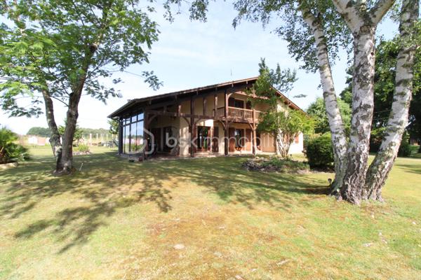Venez découvrir cette belle maison au style landais et aux volumes généreux, située à seulement 20' de Mont-de-Marsan.
Elle est composée d'une grande cuisine de 24m², un salon séjour, un cellier, trois chambres, salle de bain, WC
A l'étage, un palier dessert deux autres grandes chambres, ainsi qu'une salle d'eau.
Un plateau d'environ 60m² est également aménageable selon ses envies, un véritable potentiel à exploiter !
Côté extérieur, la parcelle est dans un environnement calme et sans vis-à-vis. Vous pourrez également profiter d'un terrasse abritée et aménagée, idéale pour les soirées d'été !
Vous trouverez également un garage fonctionnel d'environ 60m², idéal pour stocker, bricoler et/ou garer votre véhicule !
La maison est équipée du double vitrage, clim réversible, chauffage au bois et radiateurs électriques. 
Située dans un village dynamique, la maison bénéficie d’un environnement privilégié avec gare desservant Bordeaux, ainsi que toutes les commodités à proximité : école en regroupement pédagogique, cabinet médical, pharmacie, infirmiers et commerces de proximité.
Pour toute demande d'information ou visite, contacter Nicolas GARDIES : 06.20.99.03.07