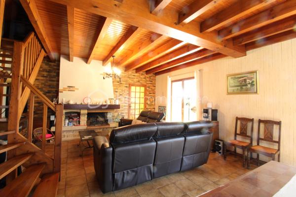 Venez découvrir cette belle maison au style landais et aux volumes généreux, située à seulement 20' de Mont-de-Marsan.
Elle est composée d'une grande cuisine de 24m², un salon séjour, un cellier, trois chambres, salle de bain, WC
A l'étage, un palier dessert deux autres grandes chambres, ainsi qu'une salle d'eau.
Un plateau d'environ 60m² est également aménageable selon ses envies, un véritable potentiel à exploiter !
Côté extérieur, la parcelle est dans un environnement calme et sans vis-à-vis. Vous pourrez également profiter d'un terrasse abritée et aménagée, idéale pour les soirées d'été !
Vous trouverez également un garage fonctionnel d'environ 60m², idéal pour stocker, bricoler et/ou garer votre véhicule !
La maison est équipée du double vitrage, clim réversible, chauffage au bois et radiateurs électriques. 
Située dans un village dynamique, la maison bénéficie d’un environnement privilégié avec gare desservant Bordeaux, ainsi que toutes les commodités à proximité : école en regroupement pédagogique, cabinet médical, pharmacie, infirmiers et commerces de proximité.
Pour toute demande d'information ou visite, contacter Nicolas GARDIES : 06.20.99.03.07