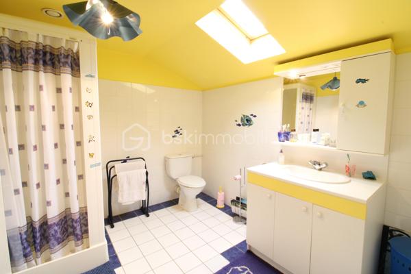 Venez découvrir cette belle maison au style landais et aux volumes généreux, située à seulement 20' de Mont-de-Marsan.
Elle est composée d'une grande cuisine de 24m², un salon séjour, un cellier, trois chambres, salle de bain, WC
A l'étage, un palier dessert deux autres grandes chambres, ainsi qu'une salle d'eau.
Un plateau d'environ 60m² est également aménageable selon ses envies, un véritable potentiel à exploiter !
Côté extérieur, la parcelle est dans un environnement calme et sans vis-à-vis. Vous pourrez également profiter d'un terrasse abritée et aménagée, idéale pour les soirées d'été !
Vous trouverez également un garage fonctionnel d'environ 60m², idéal pour stocker, bricoler et/ou garer votre véhicule !
La maison est équipée du double vitrage, clim réversible, chauffage au bois et radiateurs électriques. 
Située dans un village dynamique, la maison bénéficie d’un environnement privilégié avec gare desservant Bordeaux, ainsi que toutes les commodités à proximité : école en regroupement pédagogique, cabinet médical, pharmacie, infirmiers et commerces de proximité.
Pour toute demande d'information ou visite, contacter Nicolas GARDIES : 06.20.99.03.07