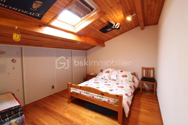 Venez découvrir cette belle maison au style landais et aux volumes généreux, située à seulement 20' de Mont-de-Marsan.
Elle est composée d'une grande cuisine de 24m², un salon séjour, un cellier, trois chambres, salle de bain, WC
A l'étage, un palier dessert deux autres grandes chambres, ainsi qu'une salle d'eau.
Un plateau d'environ 60m² est également aménageable selon ses envies, un véritable potentiel à exploiter !
Côté extérieur, la parcelle est dans un environnement calme et sans vis-à-vis. Vous pourrez également profiter d'un terrasse abritée et aménagée, idéale pour les soirées d'été !
Vous trouverez également un garage fonctionnel d'environ 60m², idéal pour stocker, bricoler et/ou garer votre véhicule !
La maison est équipée du double vitrage, clim réversible, chauffage au bois et radiateurs électriques. 
Située dans un village dynamique, la maison bénéficie d’un environnement privilégié avec gare desservant Bordeaux, ainsi que toutes les commodités à proximité : école en regroupement pédagogique, cabinet médical, pharmacie, infirmiers et commerces de proximité.
Pour toute demande d'information ou visite, contacter Nicolas GARDIES : 06.20.99.03.07