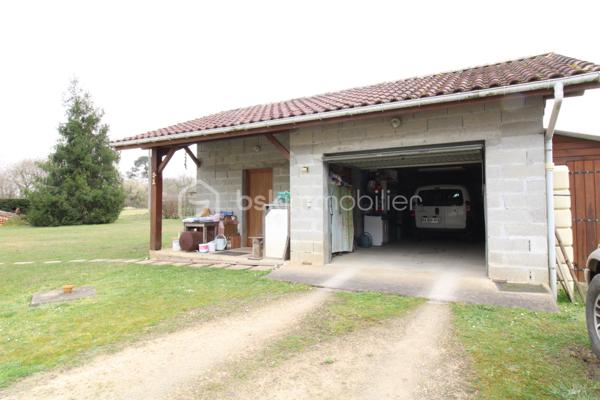 Venez découvrir cette belle maison au style landais et aux volumes généreux, située à seulement 20' de Mont-de-Marsan.
Elle est composée d'une grande cuisine de 24m², un salon séjour, un cellier, trois chambres, salle de bain, WC
A l'étage, un palier dessert deux autres grandes chambres, ainsi qu'une salle d'eau.
Un plateau d'environ 60m² est également aménageable selon ses envies, un véritable potentiel à exploiter !
Côté extérieur, la parcelle est dans un environnement calme et sans vis-à-vis. Vous pourrez également profiter d'un terrasse abritée et aménagée, idéale pour les soirées d'été !
Vous trouverez également un garage fonctionnel d'environ 60m², idéal pour stocker, bricoler et/ou garer votre véhicule !
La maison est équipée du double vitrage, clim réversible, chauffage au bois et radiateurs électriques. 
Située dans un village dynamique, la maison bénéficie d’un environnement privilégié avec gare desservant Bordeaux, ainsi que toutes les commodités à proximité : école en regroupement pédagogique, cabinet médical, pharmacie, infirmiers et commerces de proximité.
Pour toute demande d'information ou visite, contacter Nicolas GARDIES : 06.20.99.03.07