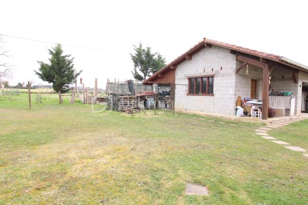 Venez découvrir cette belle maison au style landais et aux volumes généreux, située à seulement 20' de Mont-de-Marsan.
Elle est composée d'une grande cuisine de 24m², un salon séjour, un cellier, trois chambres, salle de bain, WC
A l'étage, un palier dessert deux autres grandes chambres, ainsi qu'une salle d'eau.
Un plateau d'environ 60m² est également aménageable selon ses envies, un véritable potentiel à exploiter !
Côté extérieur, la parcelle est dans un environnement calme et sans vis-à-vis. Vous pourrez également profiter d'un terrasse abritée et aménagée, idéale pour les soirées d'été !
Vous trouverez également un garage fonctionnel d'environ 60m², idéal pour stocker, bricoler et/ou garer votre véhicule !
La maison est équipée du double vitrage, clim réversible, chauffage au bois et radiateurs électriques. 
Située dans un village dynamique, la maison bénéficie d’un environnement privilégié avec gare desservant Bordeaux, ainsi que toutes les commodités à proximité : école en regroupement pédagogique, cabinet médical, pharmacie, infirmiers et commerces de proximité.
Pour toute demande d'information ou visite, contacter Nicolas GARDIES : 06.20.99.03.07