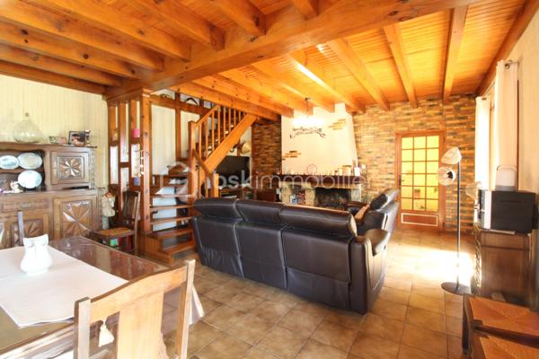 Venez découvrir cette belle maison au style landais et aux volumes généreux, située à seulement 20' de Mont-de-Marsan.
Elle est composée d'une grande cuisine de 24m², un salon séjour, un cellier, trois chambres, salle de bain, WC
A l'étage, un palier dessert deux autres grandes chambres, ainsi qu'une salle d'eau.
Un plateau d'environ 60m² est également aménageable selon ses envies, un véritable potentiel à exploiter !
Côté extérieur, la parcelle est dans un environnement calme et sans vis-à-vis. Vous pourrez également profiter d'un terrasse abritée et aménagée, idéale pour les soirées d'été !
Vous trouverez également un garage fonctionnel d'environ 60m², idéal pour stocker, bricoler et/ou garer votre véhicule !
La maison est équipée du double vitrage, clim réversible, chauffage au bois et radiateurs électriques. 
Située dans un village dynamique, la maison bénéficie d’un environnement privilégié avec gare desservant Bordeaux, ainsi que toutes les commodités à proximité : école en regroupement pédagogique, cabinet médical, pharmacie, infirmiers et commerces de proximité.
Pour toute demande d'information ou visite, contacter Nicolas GARDIES : 06.20.99.03.07