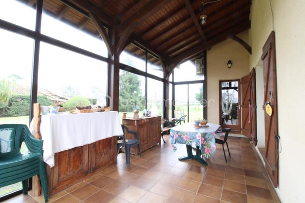 Venez découvrir cette belle maison au style landais et aux volumes généreux, située à seulement 20' de Mont-de-Marsan.
Elle est composée d'une grande cuisine de 24m², un salon séjour, un cellier, trois chambres, salle de bain, WC
A l'étage, un palier dessert deux autres grandes chambres, ainsi qu'une salle d'eau.
Un plateau d'environ 60m² est également aménageable selon ses envies, un véritable potentiel à exploiter !
Côté extérieur, la parcelle est dans un environnement calme et sans vis-à-vis. Vous pourrez également profiter d'un terrasse abritée et aménagée, idéale pour les soirées d'été !
Vous trouverez également un garage fonctionnel d'environ 60m², idéal pour stocker, bricoler et/ou garer votre véhicule !
La maison est équipée du double vitrage, clim réversible, chauffage au bois et radiateurs électriques. 
Située dans un village dynamique, la maison bénéficie d’un environnement privilégié avec gare desservant Bordeaux, ainsi que toutes les commodités à proximité : école en regroupement pédagogique, cabinet médical, pharmacie, infirmiers et commerces de proximité.
Pour toute demande d'information ou visite, contacter Nicolas GARDIES : 06.20.99.03.07