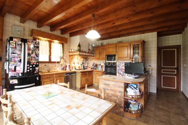 Venez découvrir cette belle maison au style landais et aux volumes généreux, située à seulement 20' de Mont-de-Marsan.
Elle est composée d'une grande cuisine de 24m², un salon séjour, un cellier, trois chambres, salle de bain, WC
A l'étage, un palier dessert deux autres grandes chambres, ainsi qu'une salle d'eau.
Un plateau d'environ 60m² est également aménageable selon ses envies, un véritable potentiel à exploiter !
Côté extérieur, la parcelle est dans un environnement calme et sans vis-à-vis. Vous pourrez également profiter d'un terrasse abritée et aménagée, idéale pour les soirées d'été !
Vous trouverez également un garage fonctionnel d'environ 60m², idéal pour stocker, bricoler et/ou garer votre véhicule !
La maison est équipée du double vitrage, clim réversible, chauffage au bois et radiateurs électriques. 
Située dans un village dynamique, la maison bénéficie d’un environnement privilégié avec gare desservant Bordeaux, ainsi que toutes les commodités à proximité : école en regroupement pédagogique, cabinet médical, pharmacie, infirmiers et commerces de proximité.
Pour toute demande d'information ou visite, contacter Nicolas GARDIES : 06.20.99.03.07