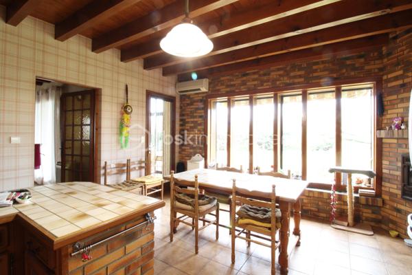 Venez découvrir cette belle maison au style landais et aux volumes généreux, située à seulement 20' de Mont-de-Marsan.
Elle est composée d'une grande cuisine de 24m², un salon séjour, un cellier, trois chambres, salle de bain, WC
A l'étage, un palier dessert deux autres grandes chambres, ainsi qu'une salle d'eau.
Un plateau d'environ 60m² est également aménageable selon ses envies, un véritable potentiel à exploiter !
Côté extérieur, la parcelle est dans un environnement calme et sans vis-à-vis. Vous pourrez également profiter d'un terrasse abritée et aménagée, idéale pour les soirées d'été !
Vous trouverez également un garage fonctionnel d'environ 60m², idéal pour stocker, bricoler et/ou garer votre véhicule !
La maison est équipée du double vitrage, clim réversible, chauffage au bois et radiateurs électriques. 
Située dans un village dynamique, la maison bénéficie d’un environnement privilégié avec gare desservant Bordeaux, ainsi que toutes les commodités à proximité : école en regroupement pédagogique, cabinet médical, pharmacie, infirmiers et commerces de proximité.
Pour toute demande d'information ou visite, contacter Nicolas GARDIES : 06.20.99.03.07