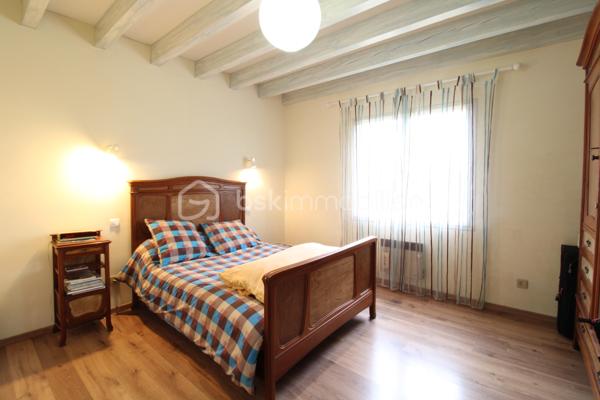Venez découvrir cette belle maison au style landais et aux volumes généreux, située à seulement 20' de Mont-de-Marsan.
Elle est composée d'une grande cuisine de 24m², un salon séjour, un cellier, trois chambres, salle de bain, WC
A l'étage, un palier dessert deux autres grandes chambres, ainsi qu'une salle d'eau.
Un plateau d'environ 60m² est également aménageable selon ses envies, un véritable potentiel à exploiter !
Côté extérieur, la parcelle est dans un environnement calme et sans vis-à-vis. Vous pourrez également profiter d'un terrasse abritée et aménagée, idéale pour les soirées d'été !
Vous trouverez également un garage fonctionnel d'environ 60m², idéal pour stocker, bricoler et/ou garer votre véhicule !
La maison est équipée du double vitrage, clim réversible, chauffage au bois et radiateurs électriques. 
Située dans un village dynamique, la maison bénéficie d’un environnement privilégié avec gare desservant Bordeaux, ainsi que toutes les commodités à proximité : école en regroupement pédagogique, cabinet médical, pharmacie, infirmiers et commerces de proximité.
Pour toute demande d'information ou visite, contacter Nicolas GARDIES : 06.20.99.03.07