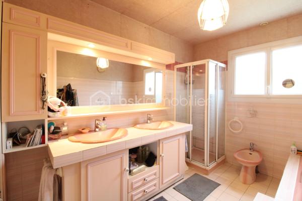 Venez découvrir cette belle maison au style landais et aux volumes généreux, située à seulement 20' de Mont-de-Marsan.
Elle est composée d'une grande cuisine de 24m², un salon séjour, un cellier, trois chambres, salle de bain, WC
A l'étage, un palier dessert deux autres grandes chambres, ainsi qu'une salle d'eau.
Un plateau d'environ 60m² est également aménageable selon ses envies, un véritable potentiel à exploiter !
Côté extérieur, la parcelle est dans un environnement calme et sans vis-à-vis. Vous pourrez également profiter d'un terrasse abritée et aménagée, idéale pour les soirées d'été !
Vous trouverez également un garage fonctionnel d'environ 60m², idéal pour stocker, bricoler et/ou garer votre véhicule !
La maison est équipée du double vitrage, clim réversible, chauffage au bois et radiateurs électriques. 
Située dans un village dynamique, la maison bénéficie d’un environnement privilégié avec gare desservant Bordeaux, ainsi que toutes les commodités à proximité : école en regroupement pédagogique, cabinet médical, pharmacie, infirmiers et commerces de proximité.
Pour toute demande d'information ou visite, contacter Nicolas GARDIES : 06.20.99.03.07