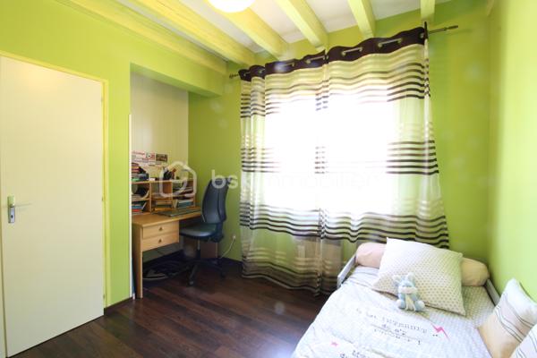 Venez découvrir cette belle maison au style landais et aux volumes généreux, située à seulement 20' de Mont-de-Marsan.
Elle est composée d'une grande cuisine de 24m², un salon séjour, un cellier, trois chambres, salle de bain, WC
A l'étage, un palier dessert deux autres grandes chambres, ainsi qu'une salle d'eau.
Un plateau d'environ 60m² est également aménageable selon ses envies, un véritable potentiel à exploiter !
Côté extérieur, la parcelle est dans un environnement calme et sans vis-à-vis. Vous pourrez également profiter d'un terrasse abritée et aménagée, idéale pour les soirées d'été !
Vous trouverez également un garage fonctionnel d'environ 60m², idéal pour stocker, bricoler et/ou garer votre véhicule !
La maison est équipée du double vitrage, clim réversible, chauffage au bois et radiateurs électriques. 
Située dans un village dynamique, la maison bénéficie d’un environnement privilégié avec gare desservant Bordeaux, ainsi que toutes les commodités à proximité : école en regroupement pédagogique, cabinet médical, pharmacie, infirmiers et commerces de proximité.
Pour toute demande d'information ou visite, contacter Nicolas GARDIES : 06.20.99.03.07