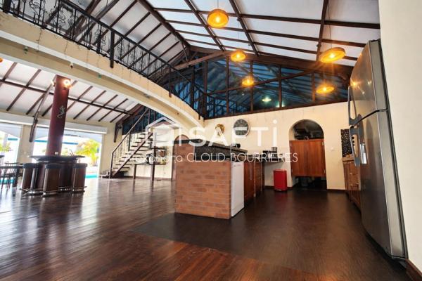 Villa d'exception avec piscine de 17 M et salle de Cinéma privée !