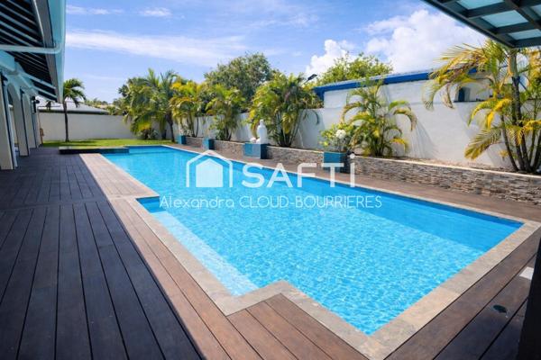 Villa d'exception avec piscine de 17 M et salle de Cinéma privée !