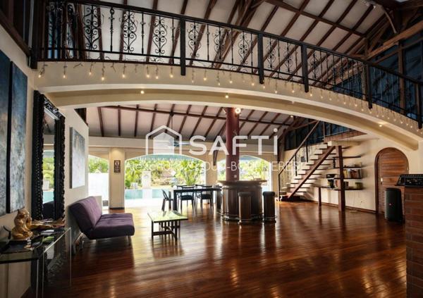 Villa d'exception avec piscine de 17 M et salle de Cinéma privée !