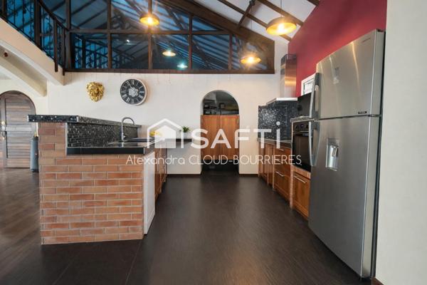 Villa d'exception avec piscine de 17 M et salle de Cinéma privée !